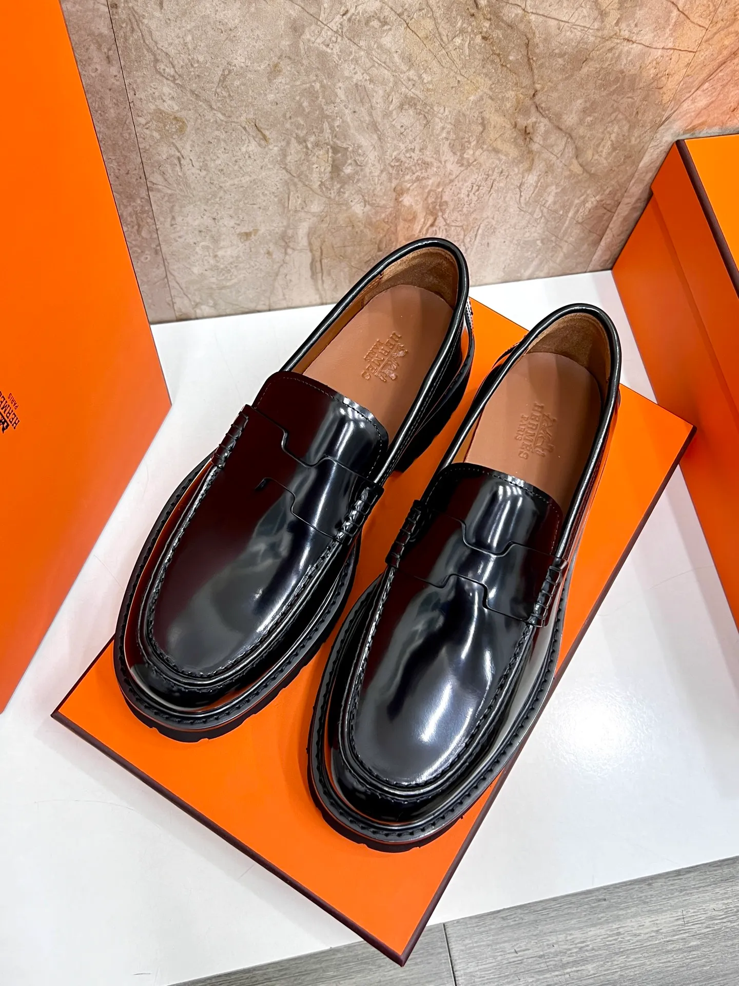 Original order quality P840 Brand: Hermès Standard code: Men's code: 39.40.41.42.43.44. (38.45 custom-made Grade: Same as the official website Original order quality Material: Original cowhide Original breathable cowhide lining Original outsole Style category: Men's fashionable casual leather shoes Color: Actual picture